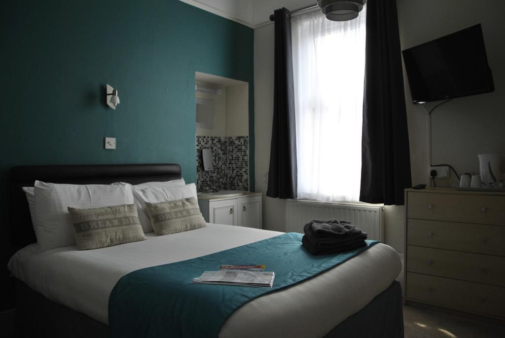 Taunton House 3*